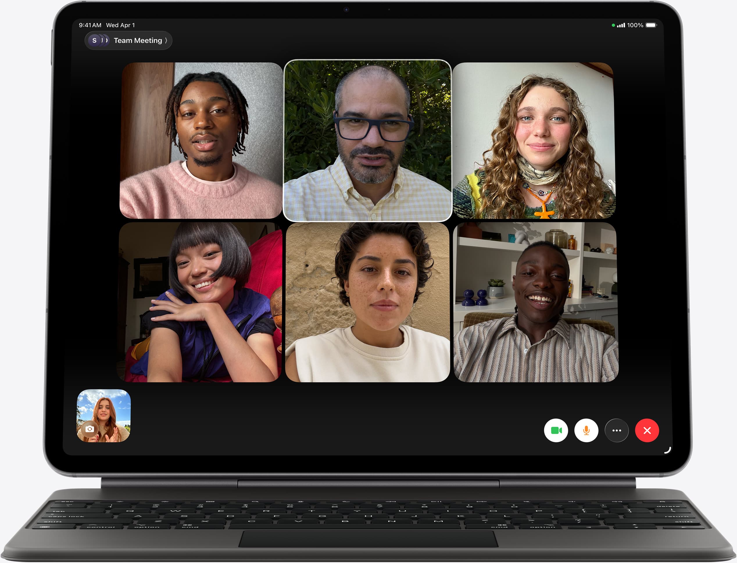 Equipe participando de uma reunião online em um iPad